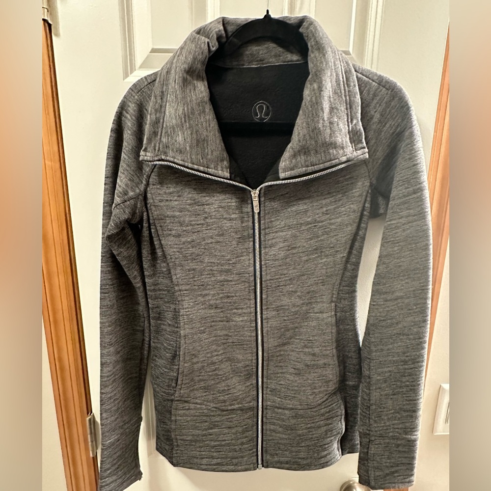 Lululemon Athletica long Heathered Gray Zip-Up size 6